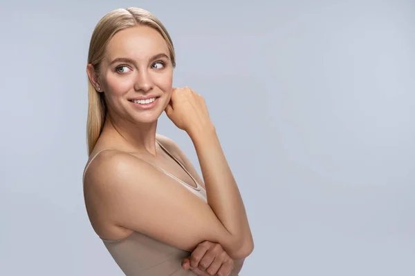 Girl with her arms folded looking aside — Stockfoto