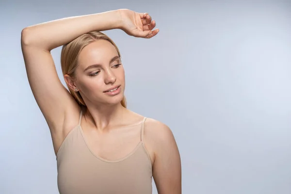 Jovencita soñadora con una camiseta beige — Foto de Stock