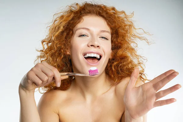 De cerca de la chica complacida que sostiene el cepillo de dientes — Foto de Stock