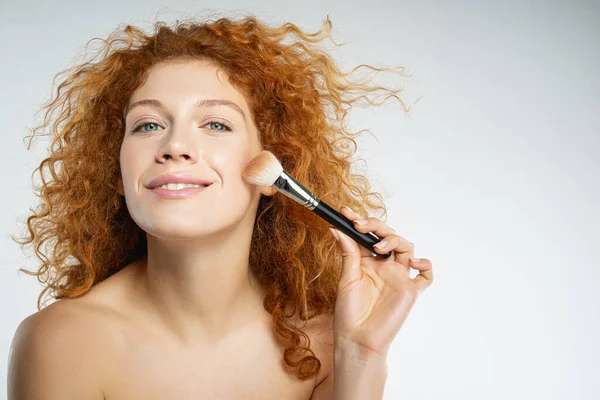 Close up of pleased girl that using cosmetics — Stock Fotó