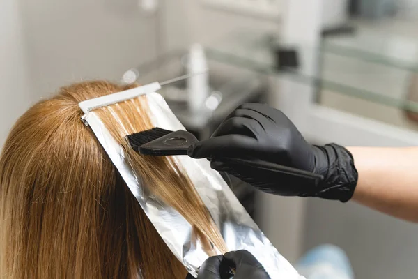 Крупный план парикмахера, что умирающие волосы — стоковое фото