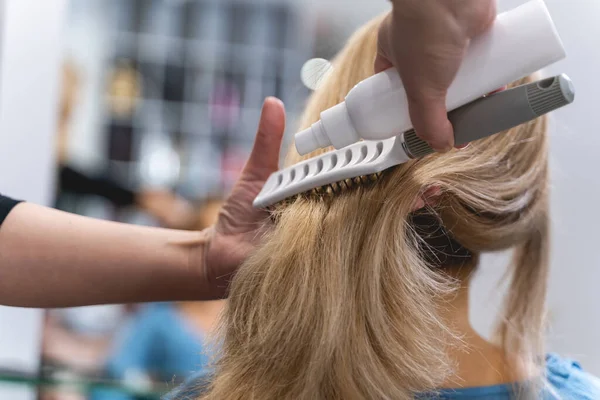 Close up de mãos femininas que pentear o cabelo — Fotografia de Stock