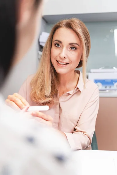 Blij vrouwelijke persoon wordt in alle oren — Stockfoto