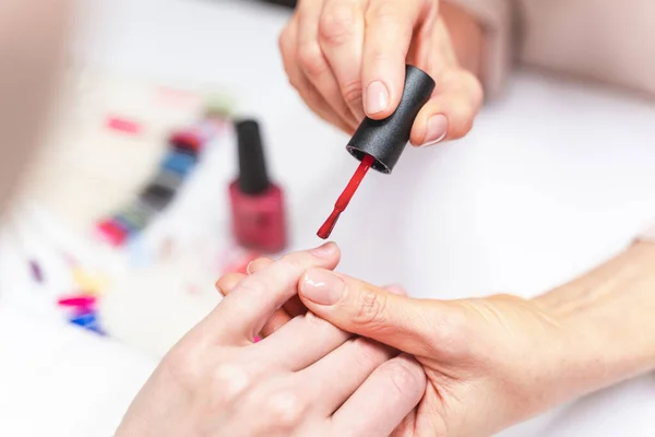 Close up of manicure master that polishing nails — Stockfoto
