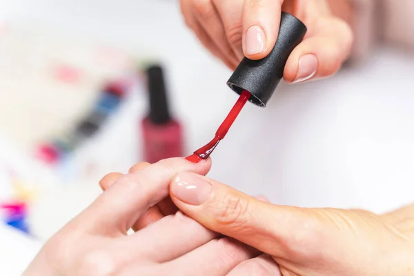 Dos hembras haciendo manicura en salón profesional — Foto de Stock