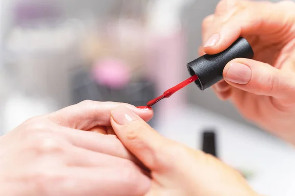 Enfocado foto en maestro que haciendo manicura — Foto de Stock