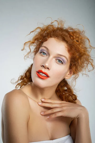Attractive curly haired girl posing on camera — Stok fotoğraf