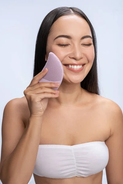 Beautiful woman caring for the skin face — Stock Photo, Image