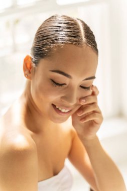 Güzel genç bayan evinde dinleniyor.