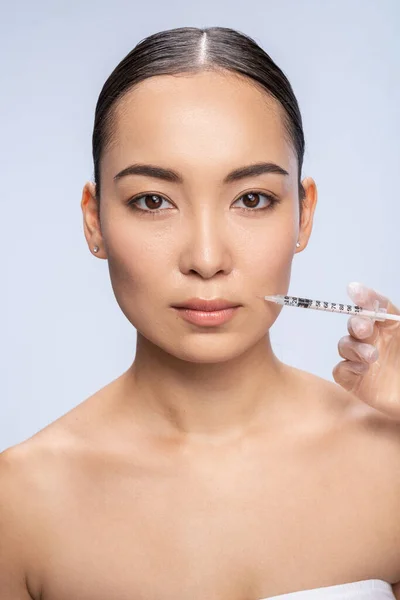 Asian pretty woman is getting an injection — Stock Photo, Image