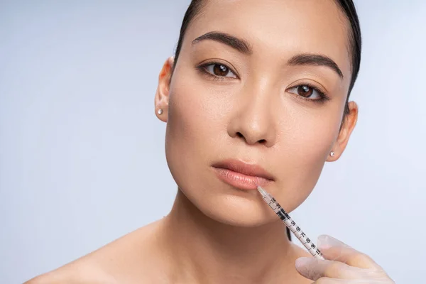 Mulher asiática bonita tomando injeção colágeno rejuvenescimento — Fotografia de Stock