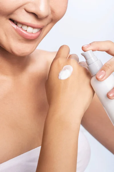 Happy young lady preparing to start her day — Stock Photo, Image