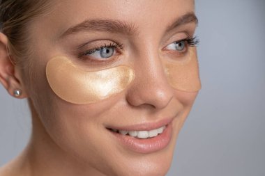 Güzellik işlemleri yapan güzel bir kadına yakın durun.