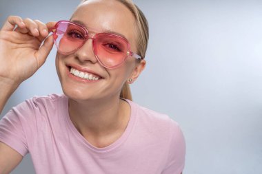 Kamerada gülümseyen güzel bir kızın portresi.