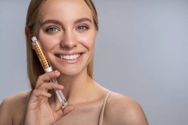 Kameraya düz seyir çekici sarışın kız