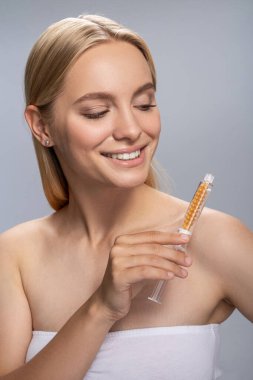 Çekici sarışın kadın güzellik ameliyatı yapıyor.