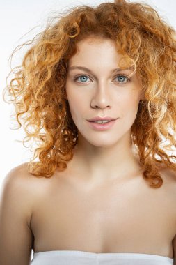 Sakin, güzel kız kameraya poz veriyor.