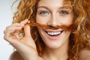 Güzel, mutlu, modern kızıl saçlı kız geleceğe bakıyor.