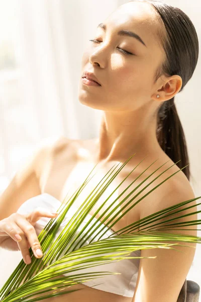 Güzel Asyalı kadın güneşli günün tadını çıkarıyor. — Stok fotoğraf