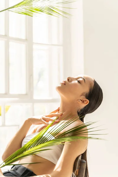 Atractiva jovencita está disfrutando de un día soleado en casa — Foto de Stock