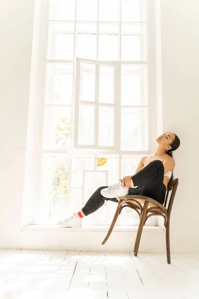 Mujer bonita disfrutando de día soleado cerca de la ventana —  Fotos de Stock