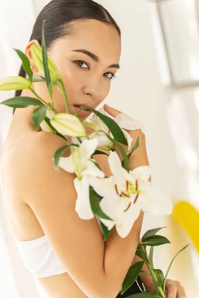 Asiatische junge Frau steht mit schönem Strauß — Stockfoto