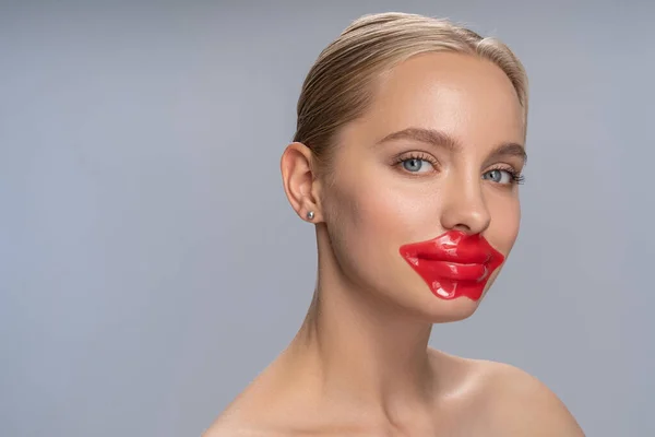 Retrato de hermosa chica que posando en la cámara — Foto de Stock