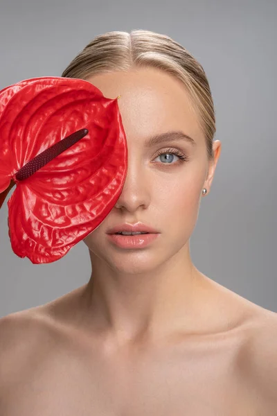 Retrato de chica encantadora que posando en la cámara — Foto de Stock