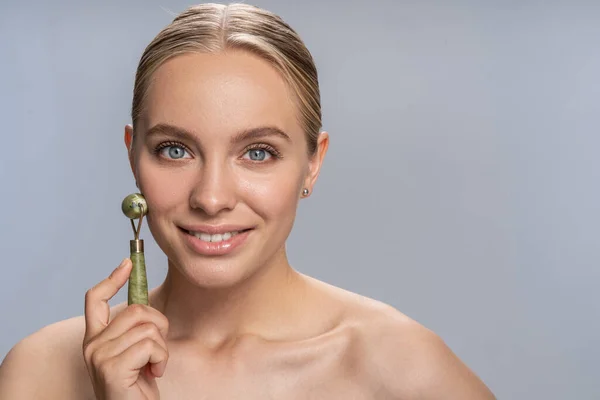 Persona femenina encantada positiva mirando directamente a la cámara — Foto de Stock