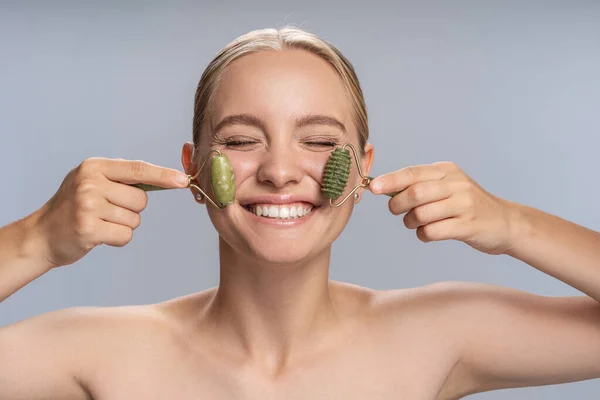 Chica alegre cuidando de su piel — Foto de Stock