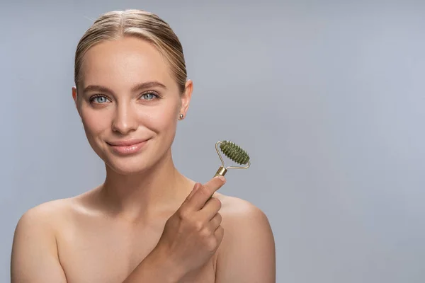 Portret van tevreden blonde dat op zoek naar camera — Stockfoto