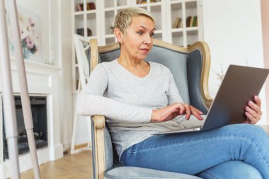 Şaşırmış bakışları olan çekici bir son sınıf öğrencisi.