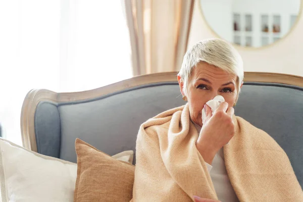 Kranke ältere Dame blickt in die Kamera — Stockfoto