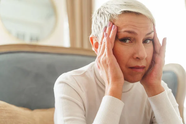 Mujer de pelo gris abatida mirando a la cámara —  Fotos de Stock