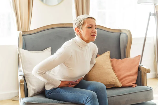 Mujer anciana infeliz doblando doble con dolor de estómago — Foto de Stock