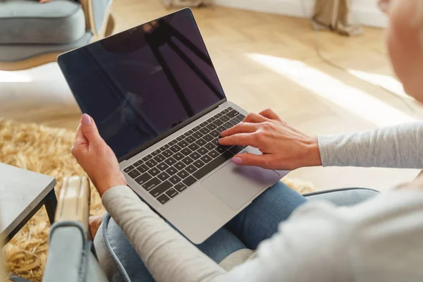 Mulher branca usando um computador em casa — Fotografia de Stock