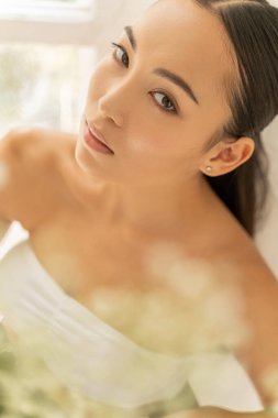 Kameraya bakan güzel bir kadının portresi.