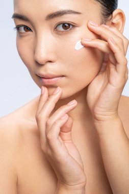 Test kremi olan güzel dişiye yaklaş.