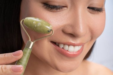 Keyifli uluslararası kız tekerlekli sandalyeyle masaj yapıyor.