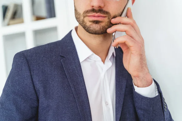 Bärtiger Kaukasier telefoniert — Stockfoto