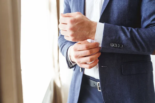 Adulto caucasiano masculino vestindo um terno tweed — Fotografia de Stock