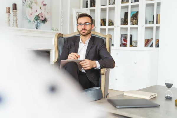 Dunkelhaarige moderne Unternehmerin entspannt sich im Sessel — Stockfoto