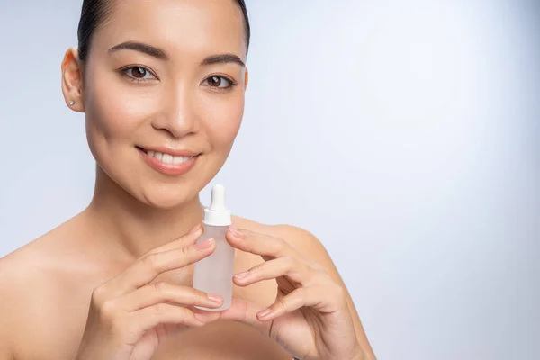 Close up of young woman that posing on camera — Stock Photo, Image