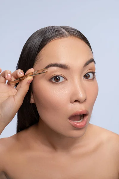 Emocional persona femenina haciendo el procedimiento de belleza diaria — Foto de Stock