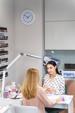 Çekici, uzun saçlı esmer, her yerde.