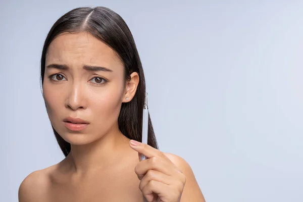 Nahaufnahme von emotional mädchen dass doing injektion — Stockfoto