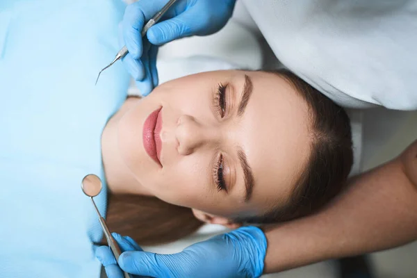 Relaksująca się kobieta odwiedza zdjęcia dentysty — Zdjęcie stockowe