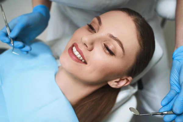 Mujer sonriente en silla dental stock foto — Foto de Stock