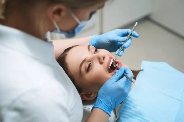 Mulher com consulta com dentista foto stock — Fotografia de Stock