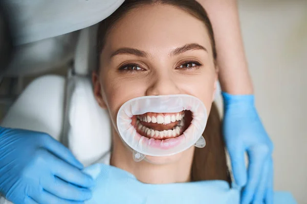 Menina feliz na cadeira dental stock foto — Fotografia de Stock